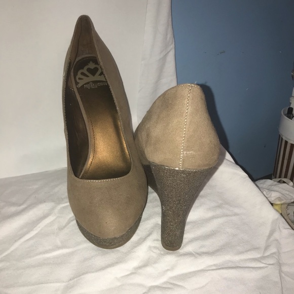 Fegalicious tan and gold wedges - Picture 2 of 5